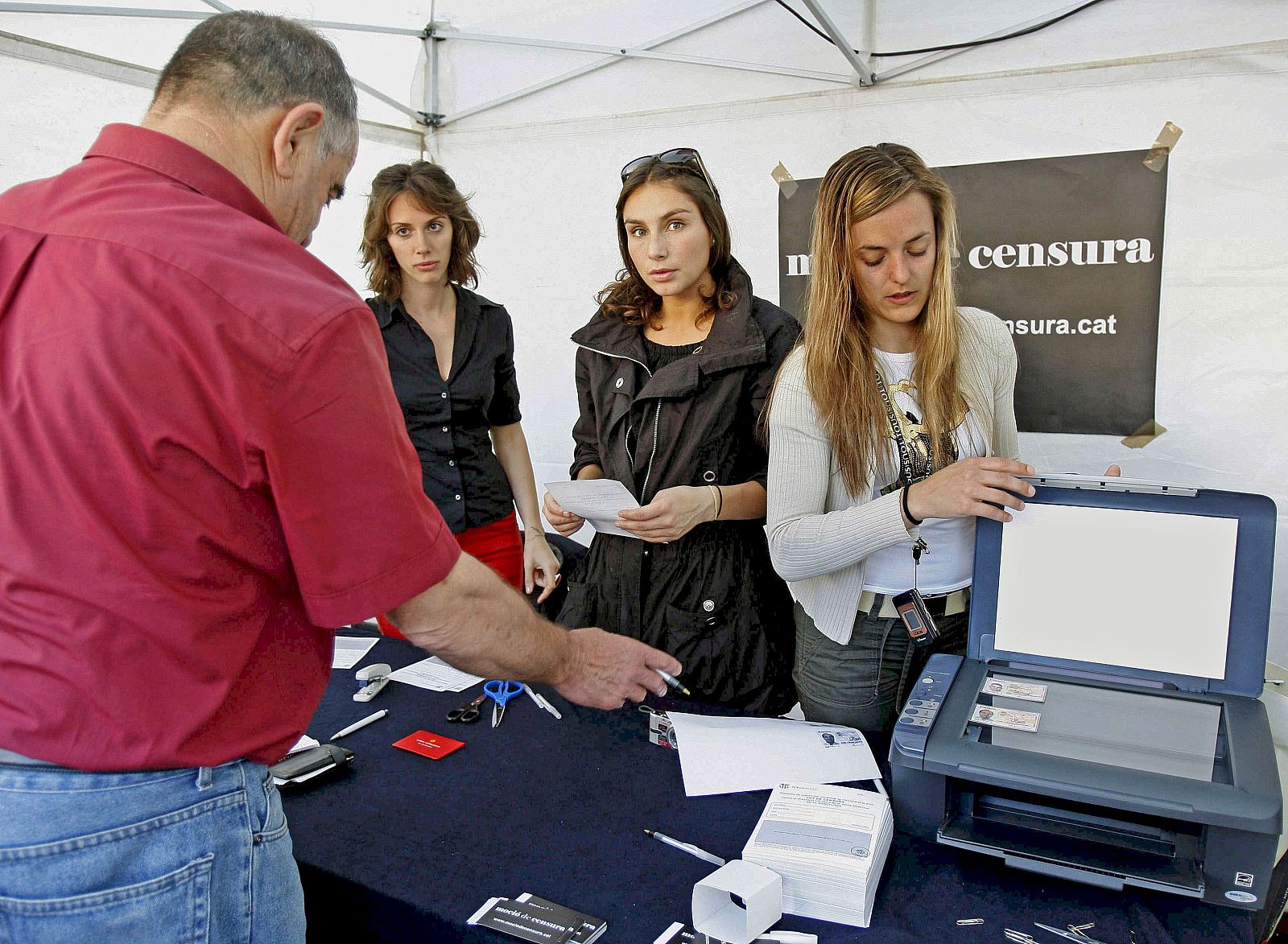 Recogida de firmas a favor de la moción de censura contra Joan Laporta