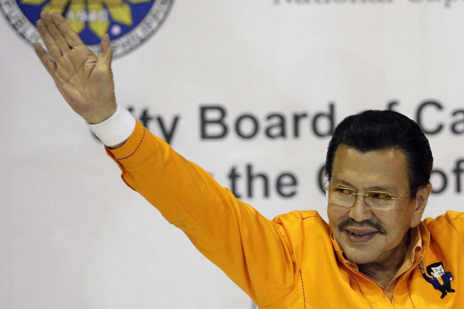 Joseph Estrada celebra su victoria en las elecciones a la alcaldía de Manila