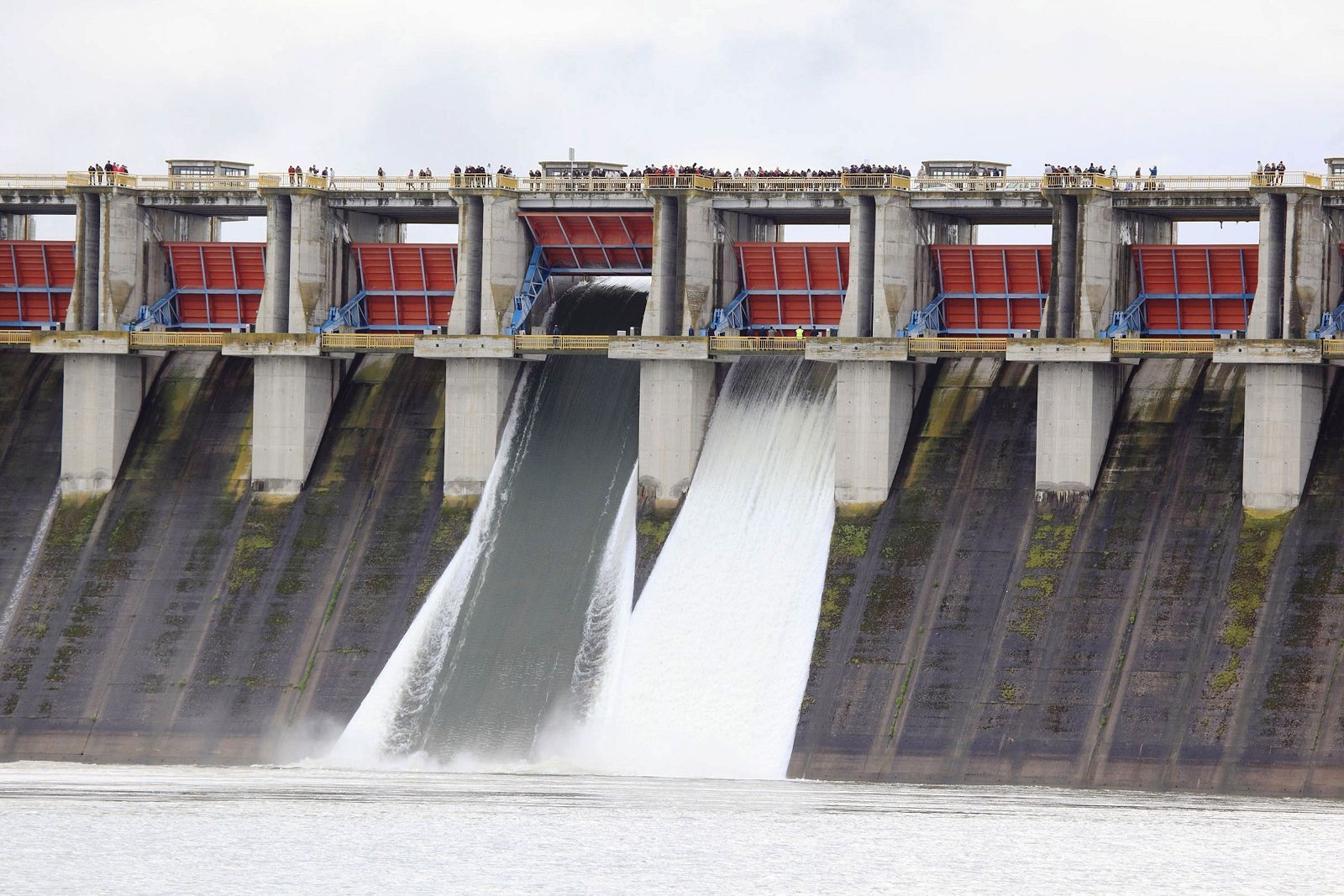El pantano de La Serena desembalsa agua por segunda vez en su historia
