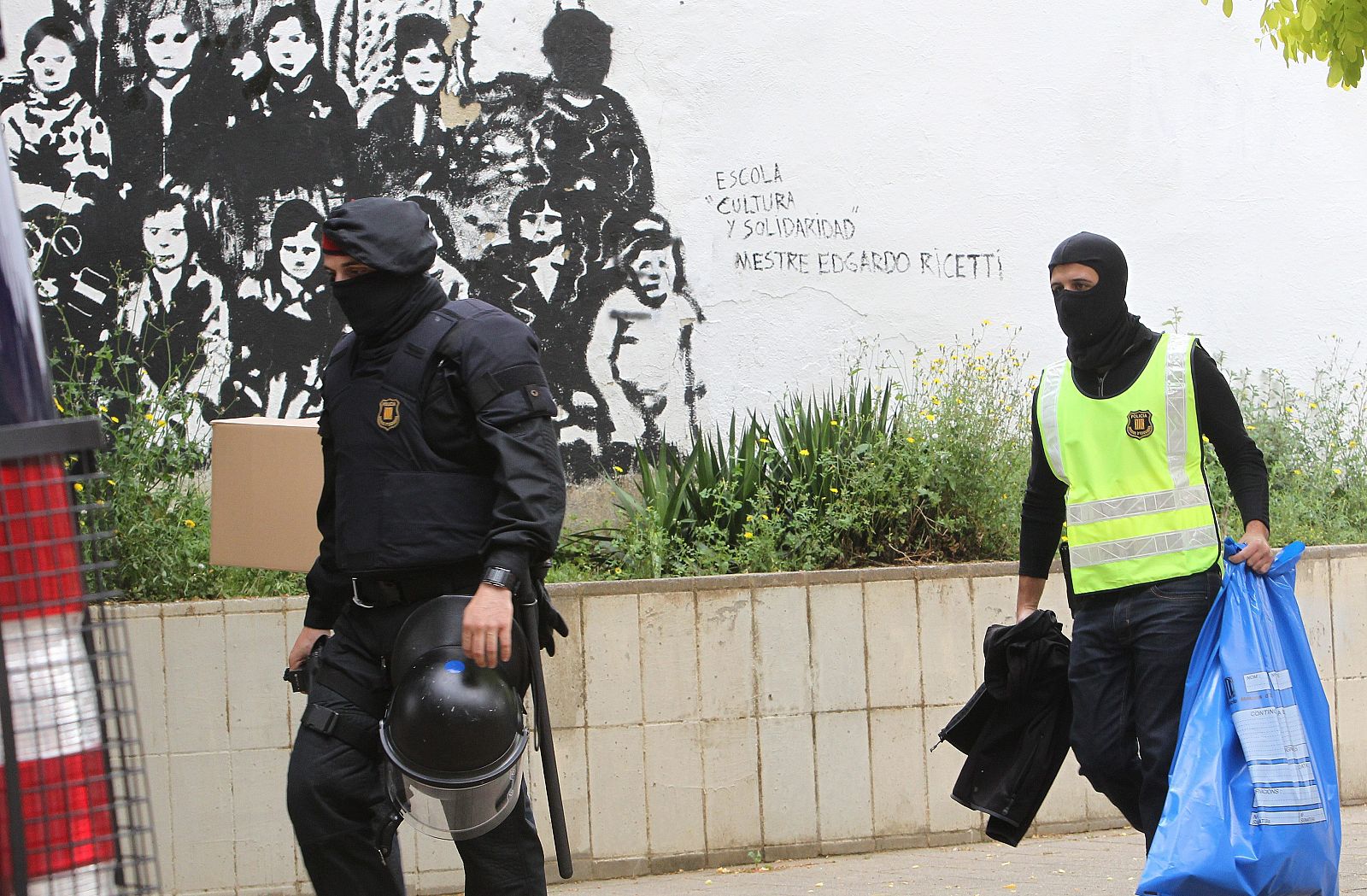 LOS MOSSOS DETIENEN A CINCO ANARQUISTAS EN EL REGISTRO DEL ATENEU LLIBERTARI