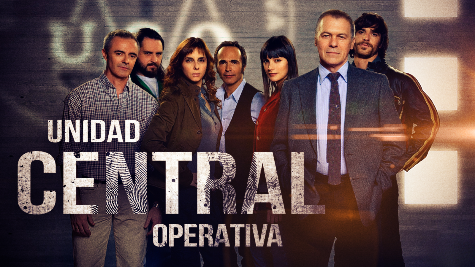 Imagen promocional de una serie sobre un equipo, posiblemente policial, con siete miembros.  Fondo de cemento.  Título: "UNIDAD CENTRAL OPERATIVA".