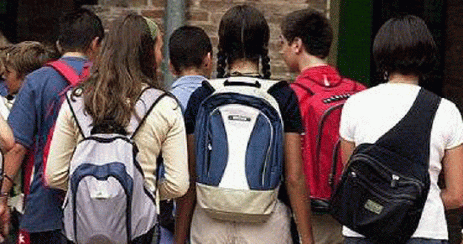 Un grupo de jóvenes se dirige hacia el instituto