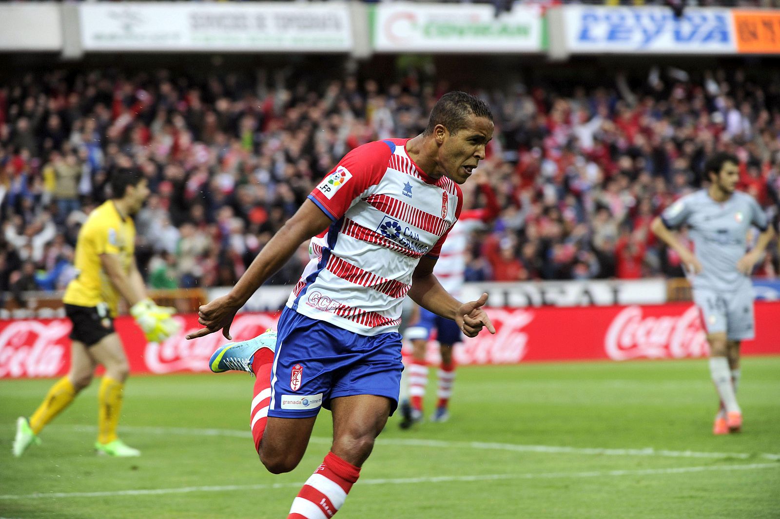 Youssef El-Arabi celebra su gol, el primero de su equipo.