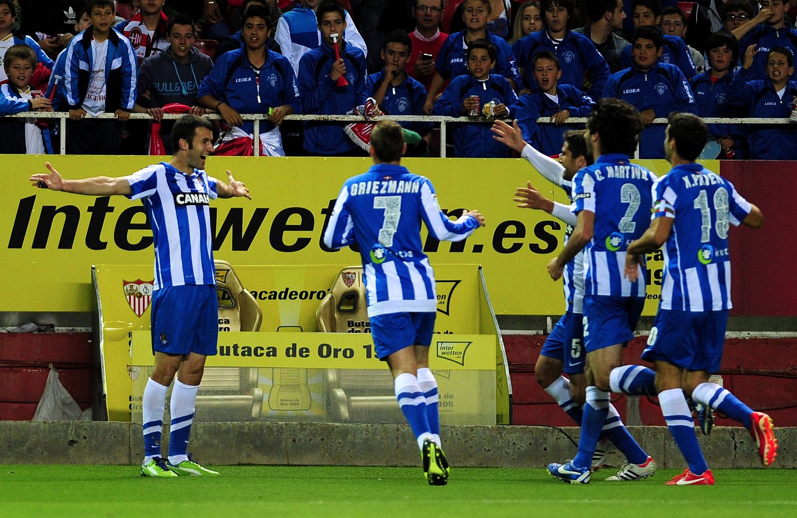 Agirretxe celebra con sus compañeros el segundo gol.