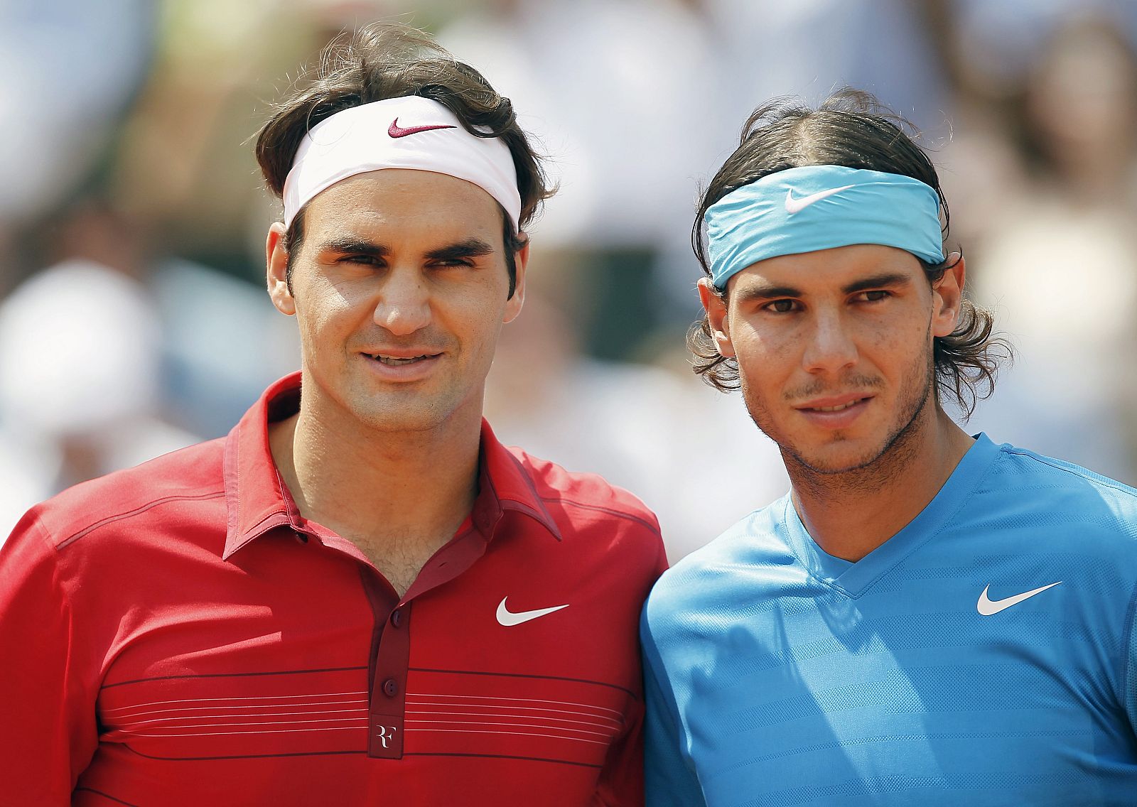 El tenista suizo Roger Federer y el español Rafael Nadal posan para los fotógrafos antes de enfrentarse en la final del torneo de Roland Garros 2011 en París.