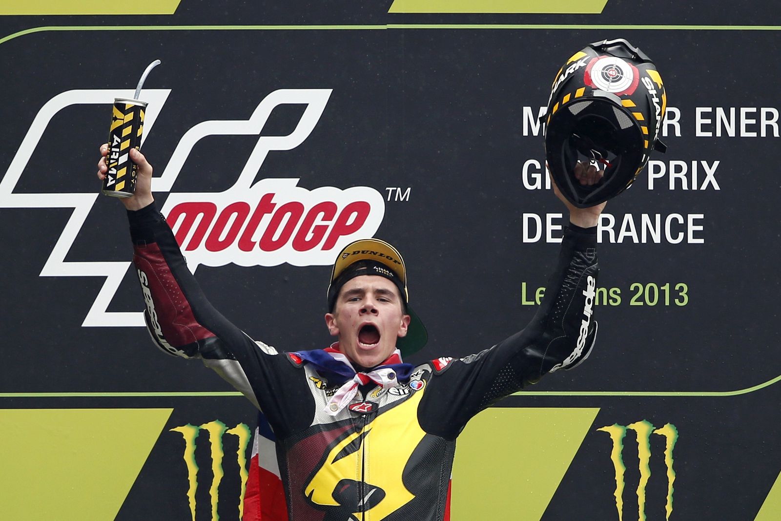 Scott Redding celebra la victoria en el podio de Le Mans.