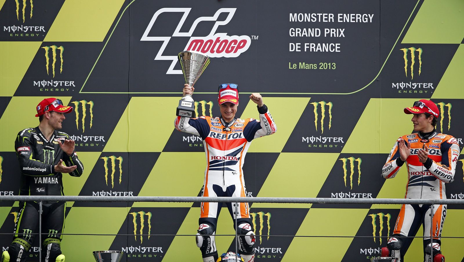 Dani Pedrosa escoltado por Cal Crutchlow y Marc Marquez en el podio.