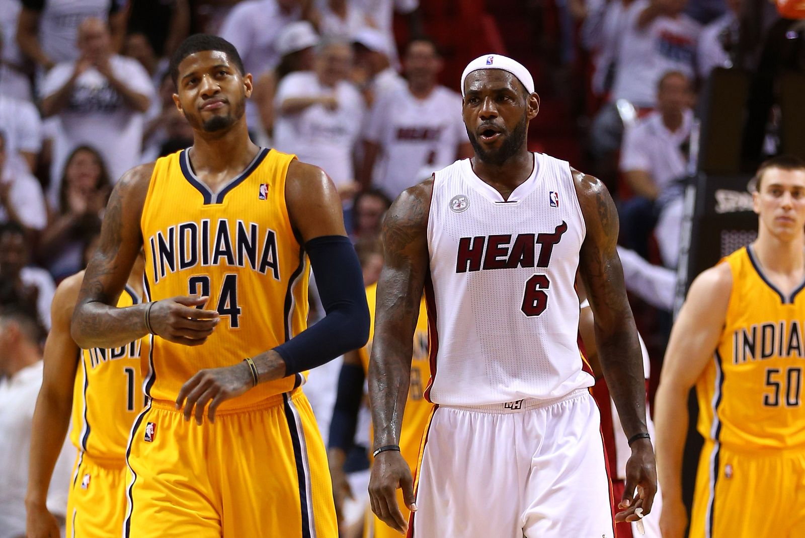 Paul George (i) y LeBron James (d) comentan un lance del encuentro