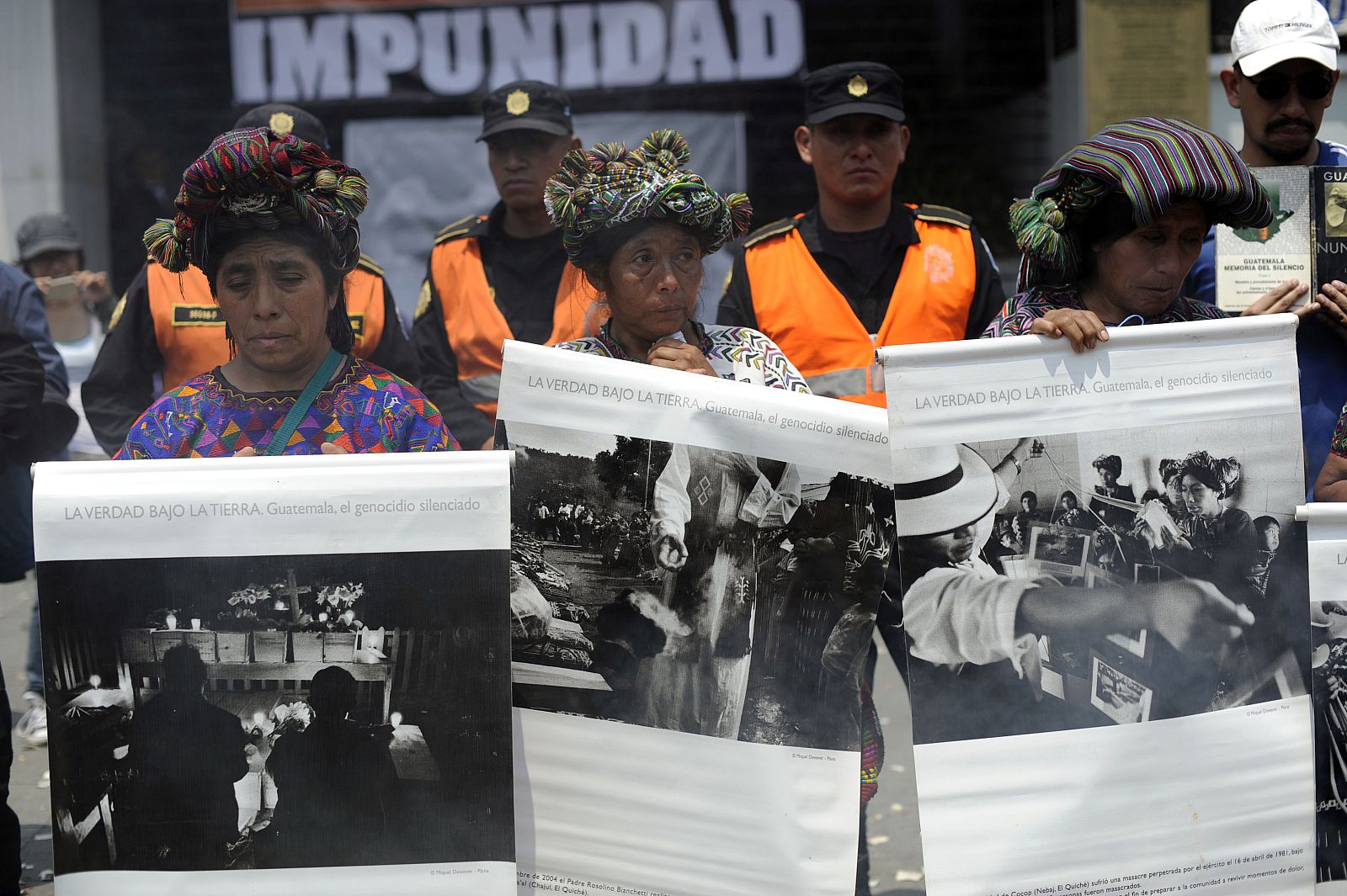 Supervivientes indígenas ixiles de la etnia ixil protestan contra la anulación de la condena a Ríos Montt