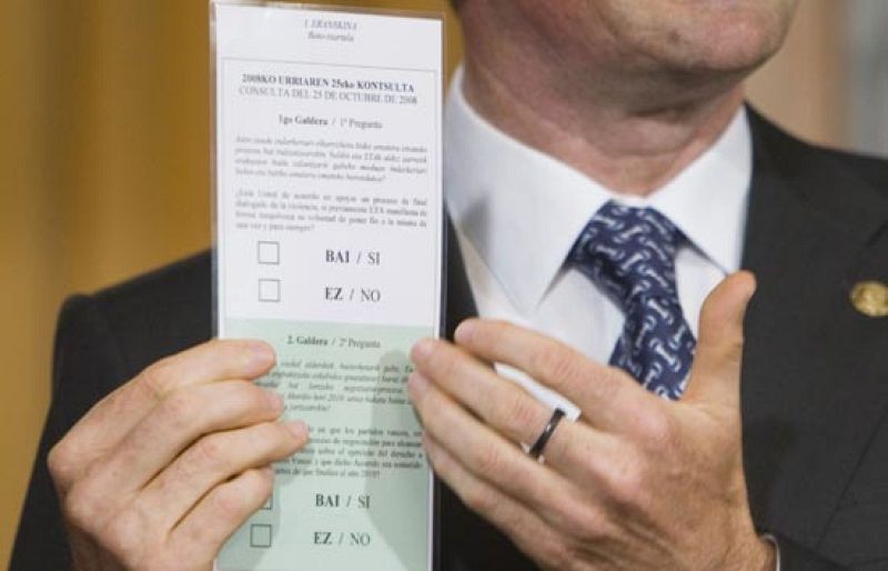 Ibarretxe a los vascos: "Leed estas dos preguntas y actuad en consecuencia"