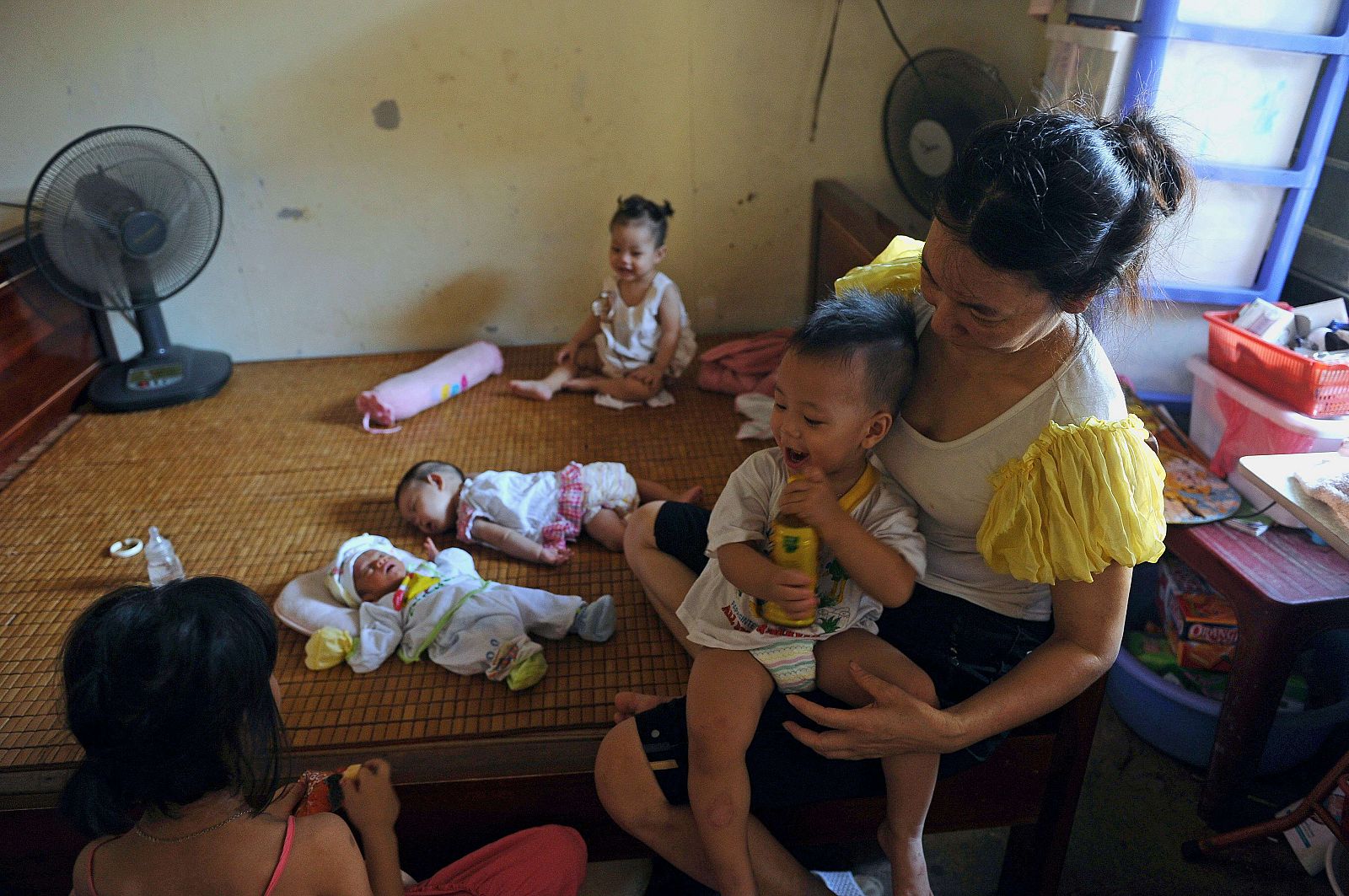 Niños discapacitados abandonados en un orfanato de Hanoi, Vietnam