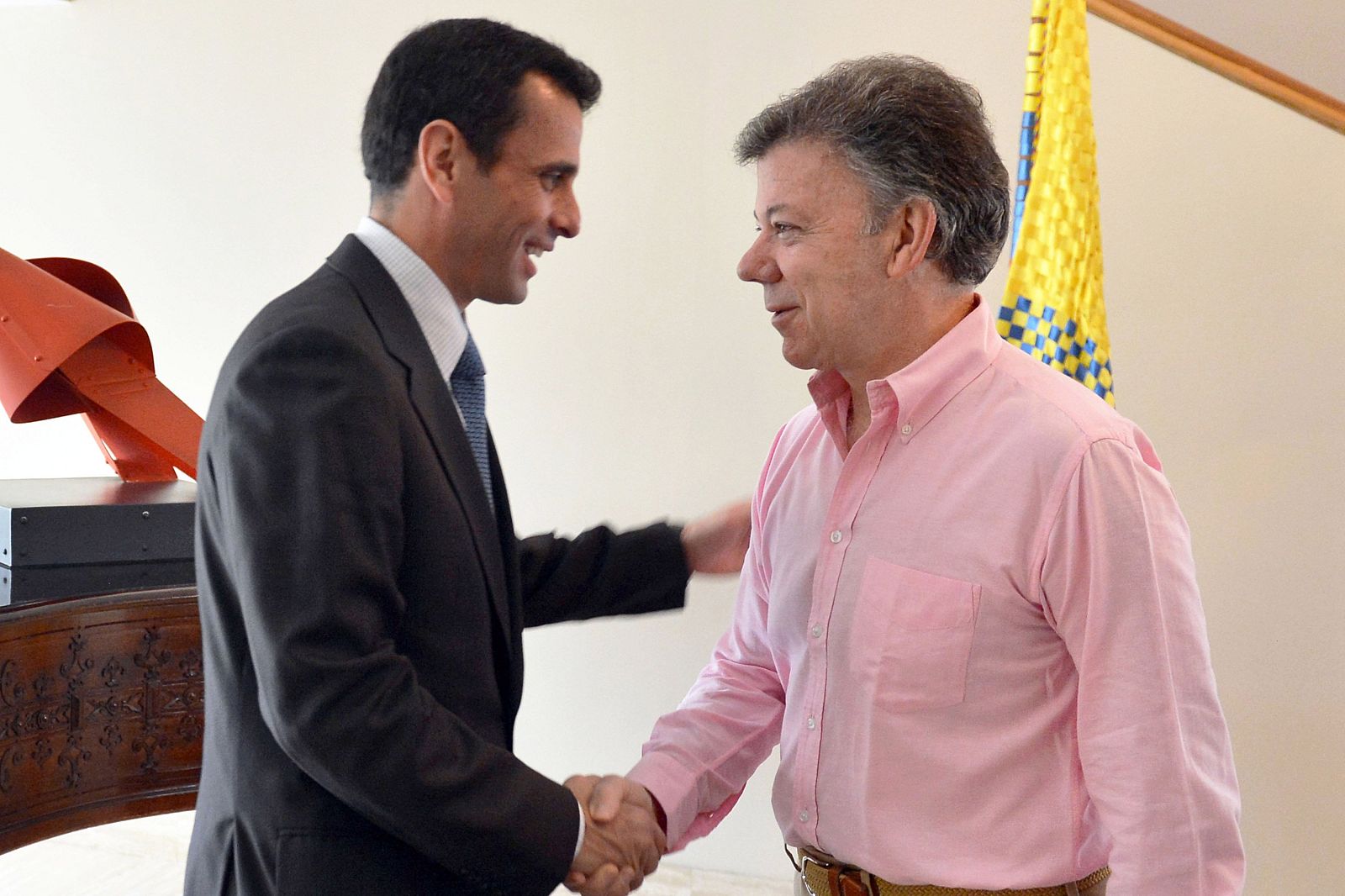 Santos recibe a Capriles