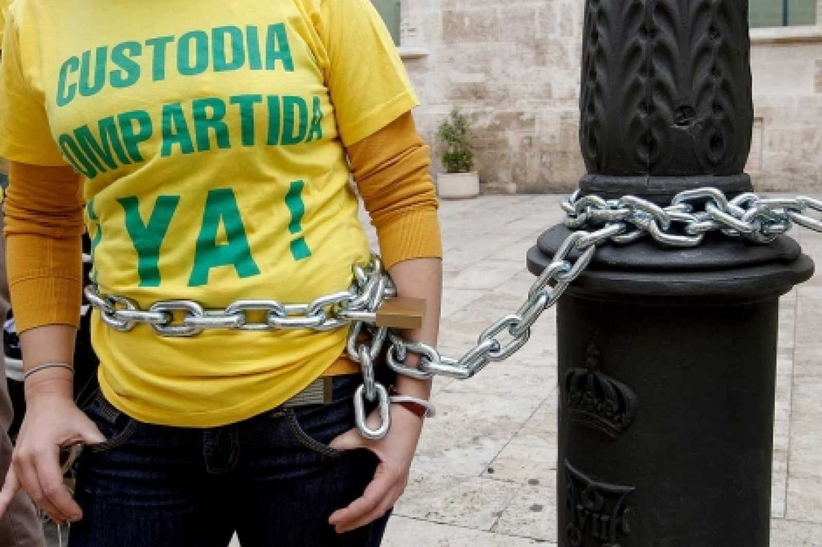 Una madre separada protesta a favor de la custodia compartida