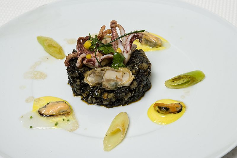 Arroz basmati negro con calamares y mahonesa de curry