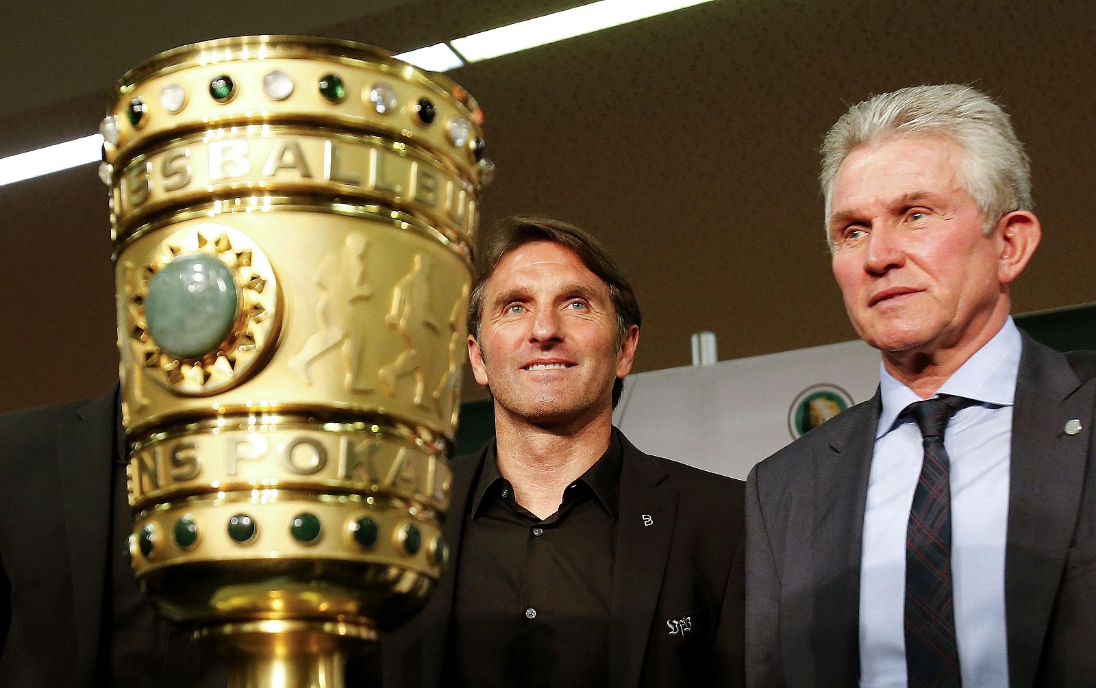 El entrenador del Bayern, Jupp Heynckes (dcha.), en la rueda de prensa previa a la final de Copa alemana