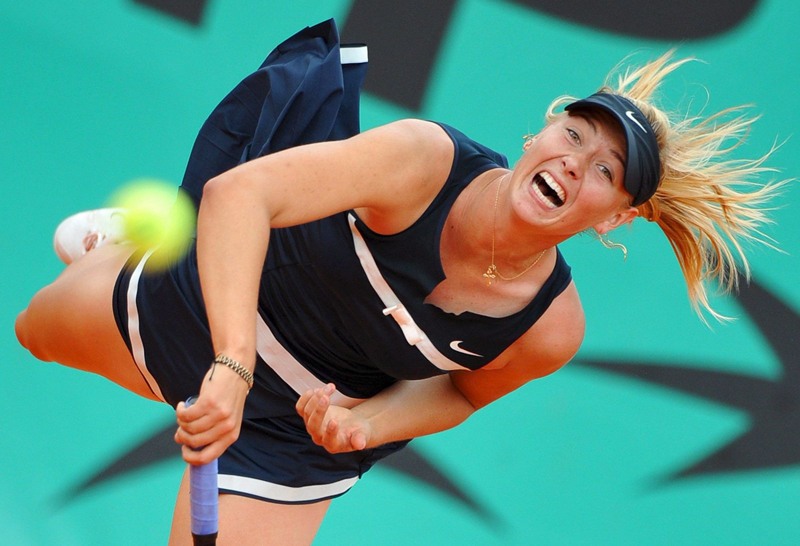 La tenista rusa Maria Sharapova devuelve el golpe a su compatriota Evgeniya Rodina.