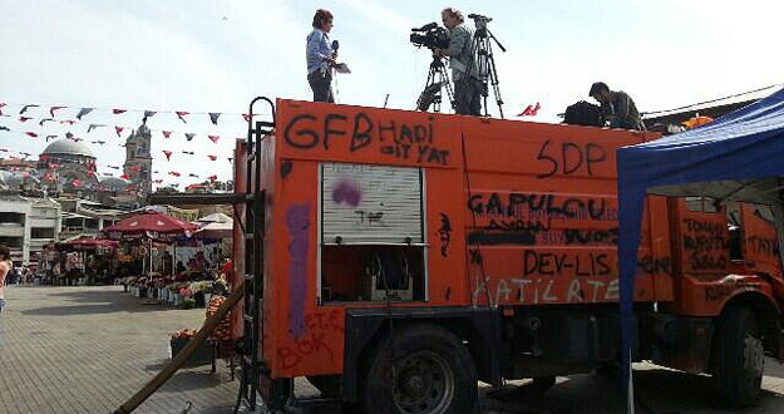 La periodista Anna Bosch y el equipo de enviados especiales de TVE informan desde Estambul.