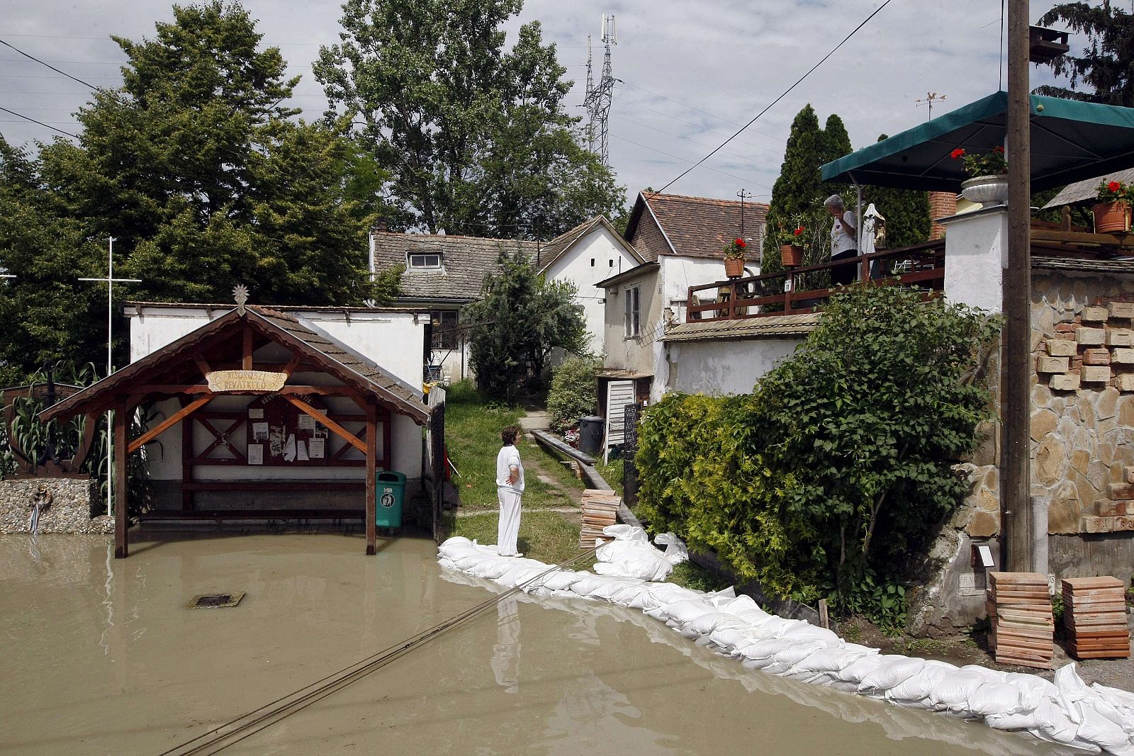 Calle de Kisoroszi, al norte de Budapest, Hungría, con las aguas anegadas por el Danubio