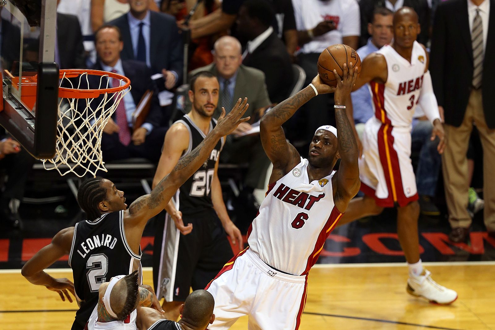 LeBron James intenta anotar ante la oposición del correoso Kawhi Leonard