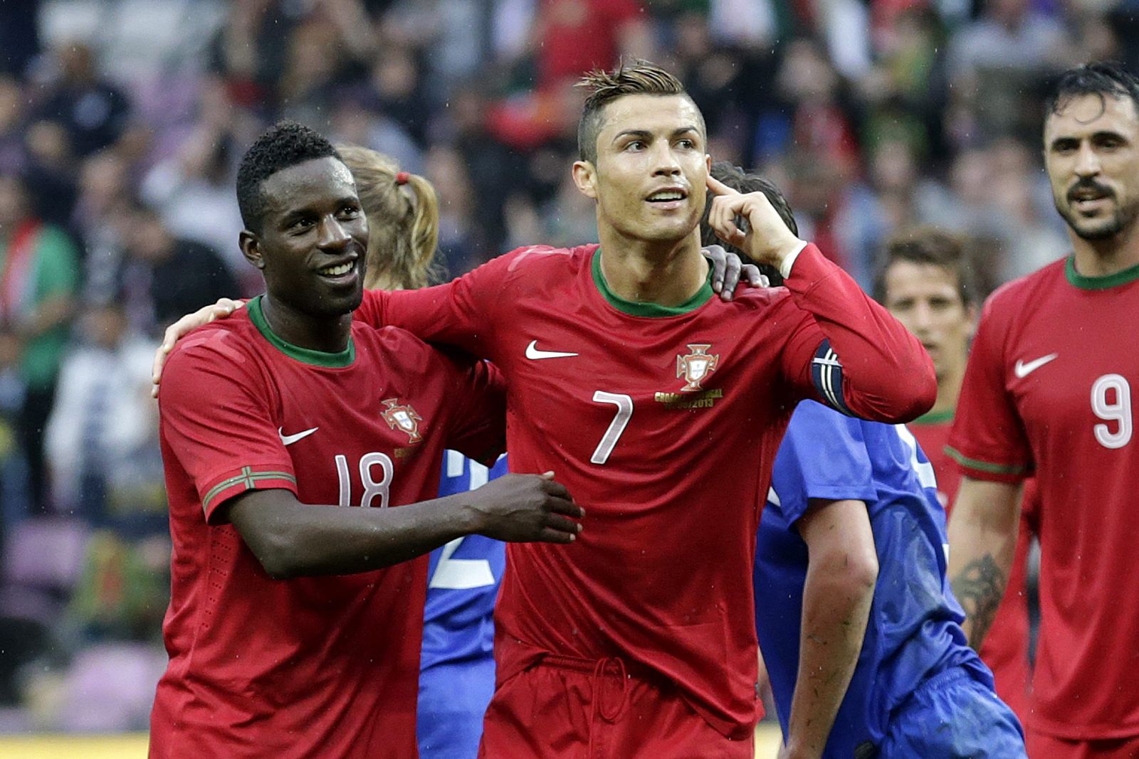 El jugador Cristiano Ronaldo (c) celebra su gol ante Croacia con su compañero Varela (i).