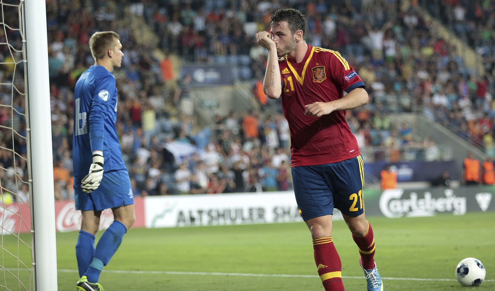Álvaro Vázquez celebra el tercer tanto marcado ante la selección holandesa.