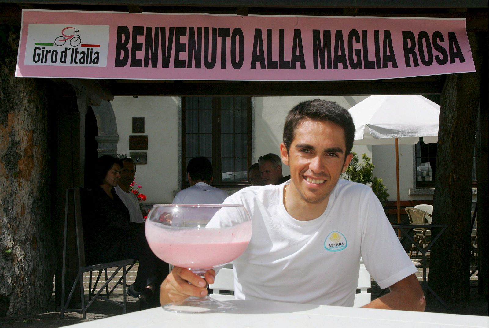 Contador, líder del Giro de Italia, posa con un gran batido de fresa