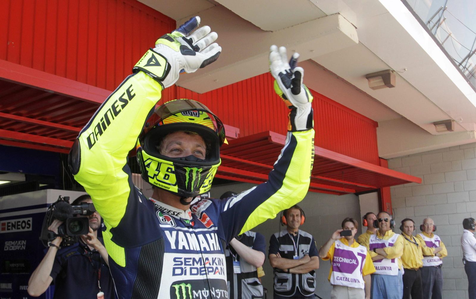 Valentino Rossi saluda al público tras la segunda sesión de entrenamientos libres.