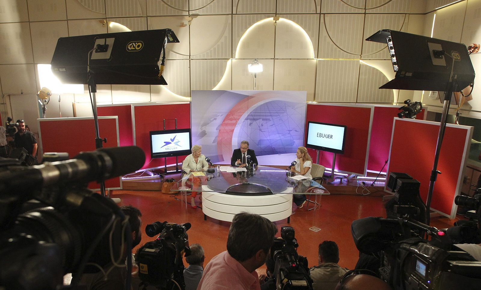 El presidente de la Unión Europea de Radiodifusión (EBU), Jean-Paul Philipot, y la directora general de EBU, Ingrid Deltenre, durante una rueda de prensa en la ERT