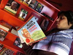Nelson Mandela se recupera bien de su insuficiencia, según uno de sus nietos