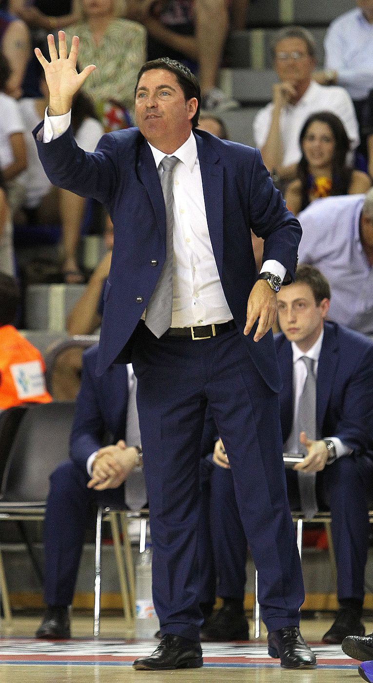 Xavi Pascual da instrucciones a sus jugadores durante el partido.
