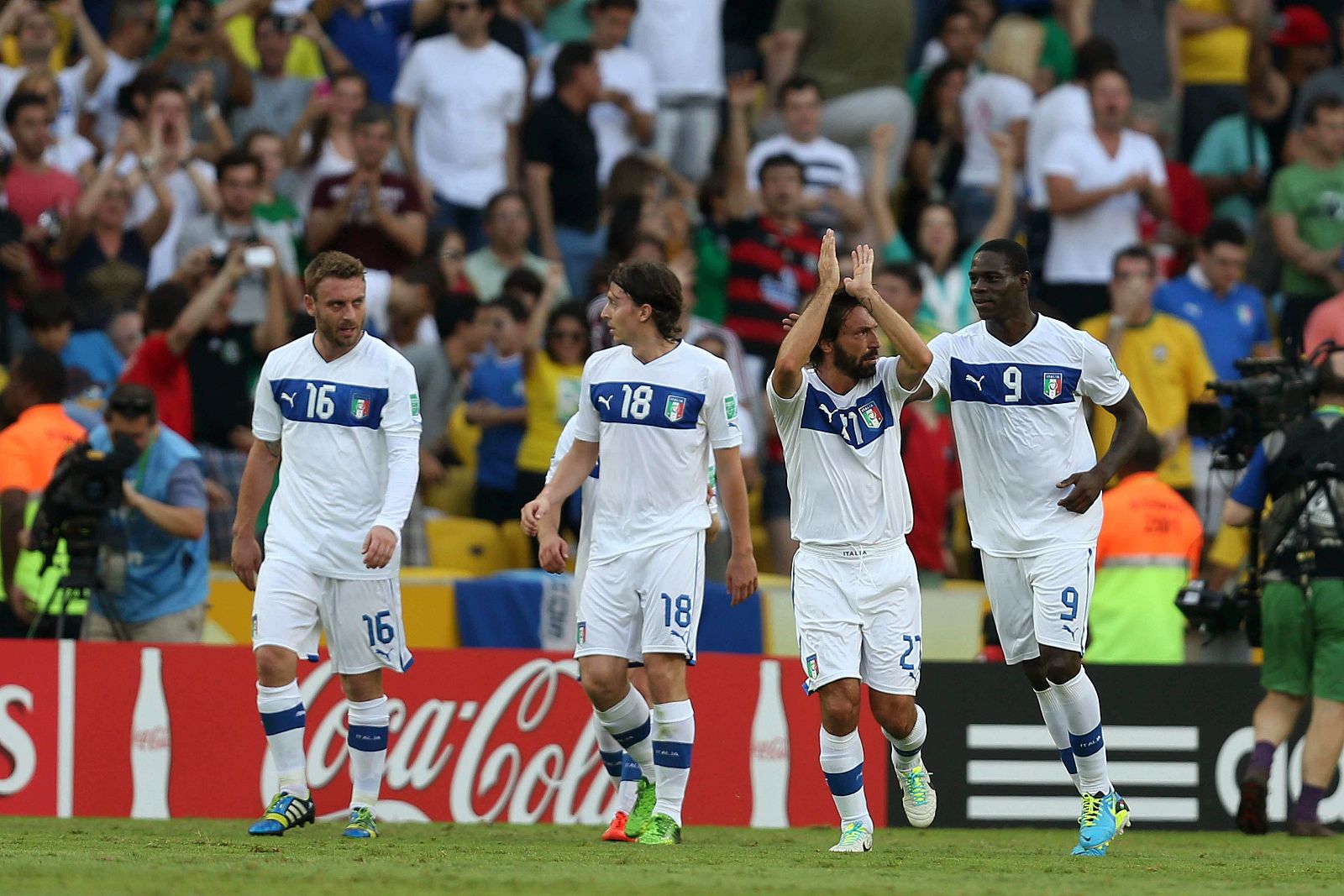 Pirlo (2-d) celebra tras marcar el primer gol ante México.