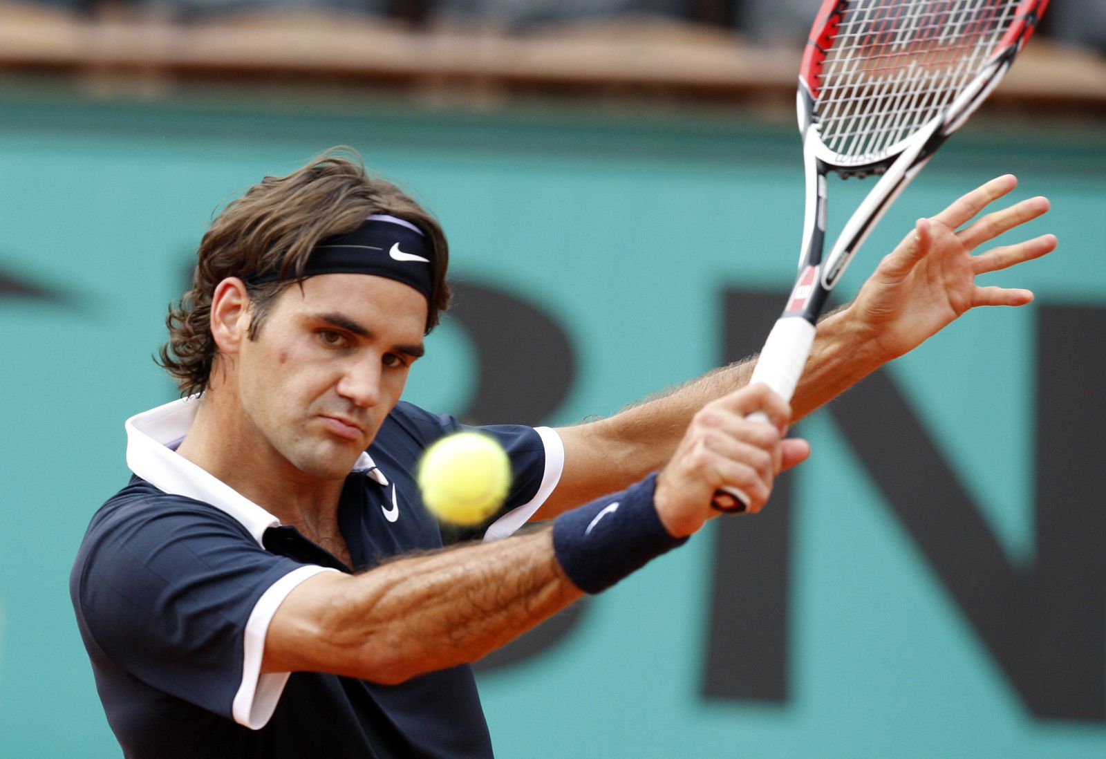 Switzerland's Roger Federer returns the ball to Spain's Albert Montanes at the French Open tennis tournament at Roland Garros in Paris