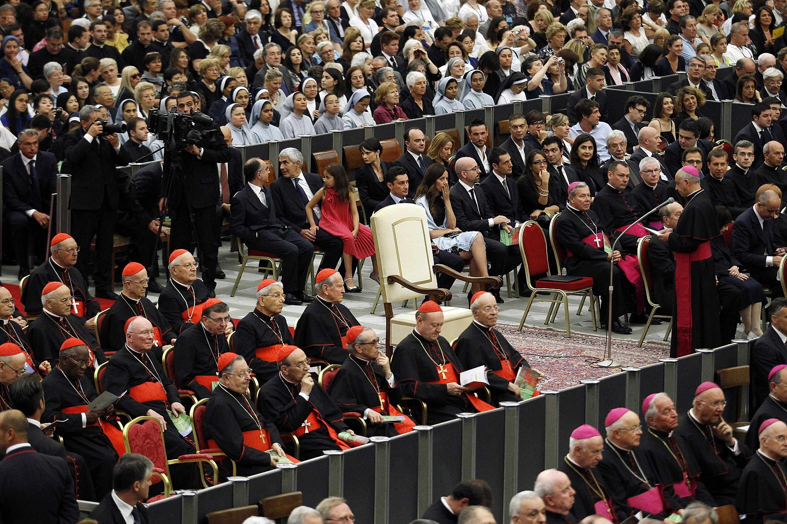 La silla papal vacía durante el Gran Concierto del Año de la Fe