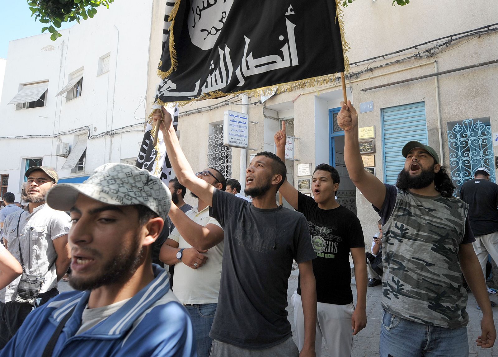 Salafistas musulmanes tunecinos gritan consignas contra el movimiento Femen frente al Palacio de Justicia