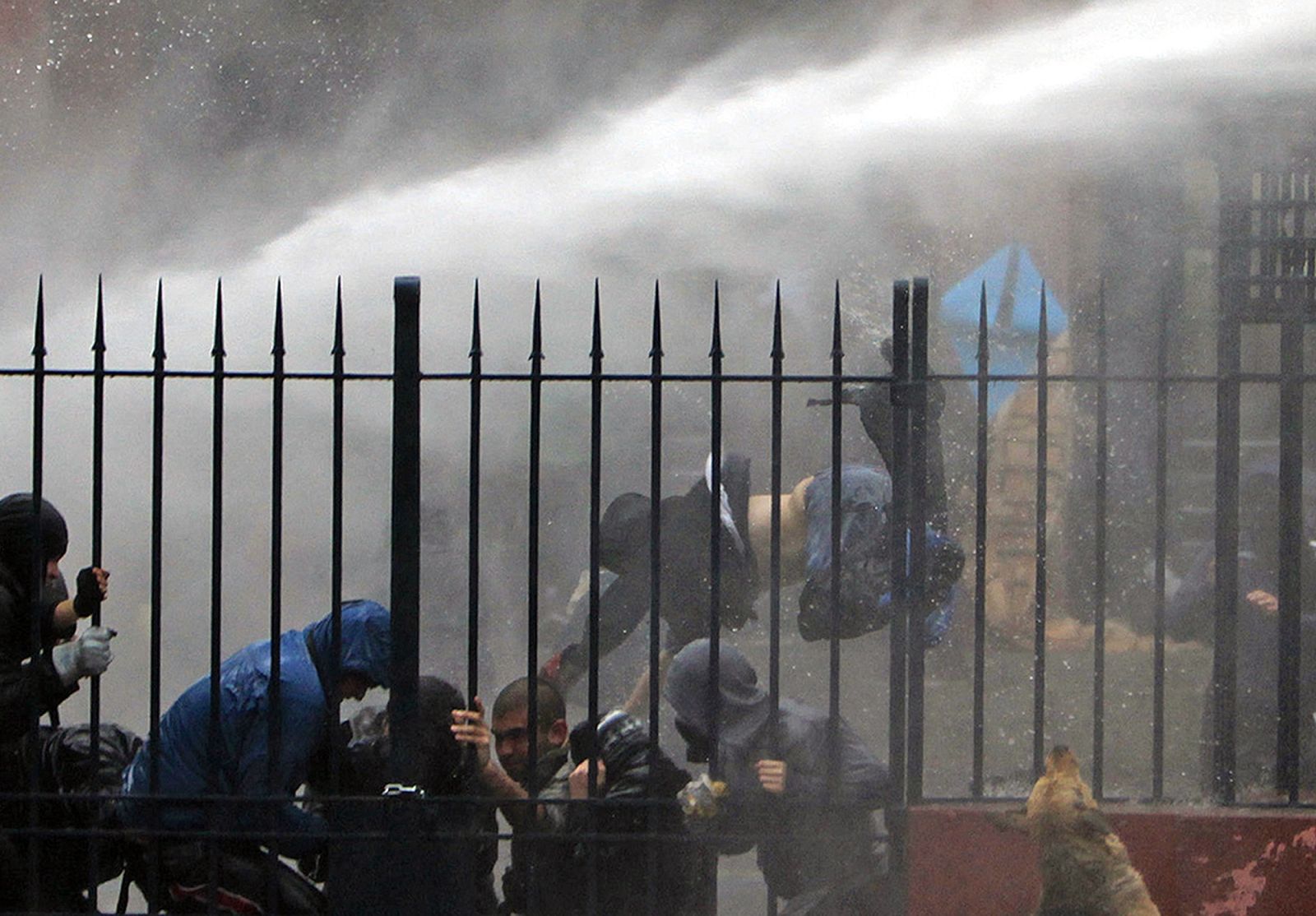 La Policía lanza agua contra los estudiantes en la manifestación en Santiago de Chile, el 26 de junio