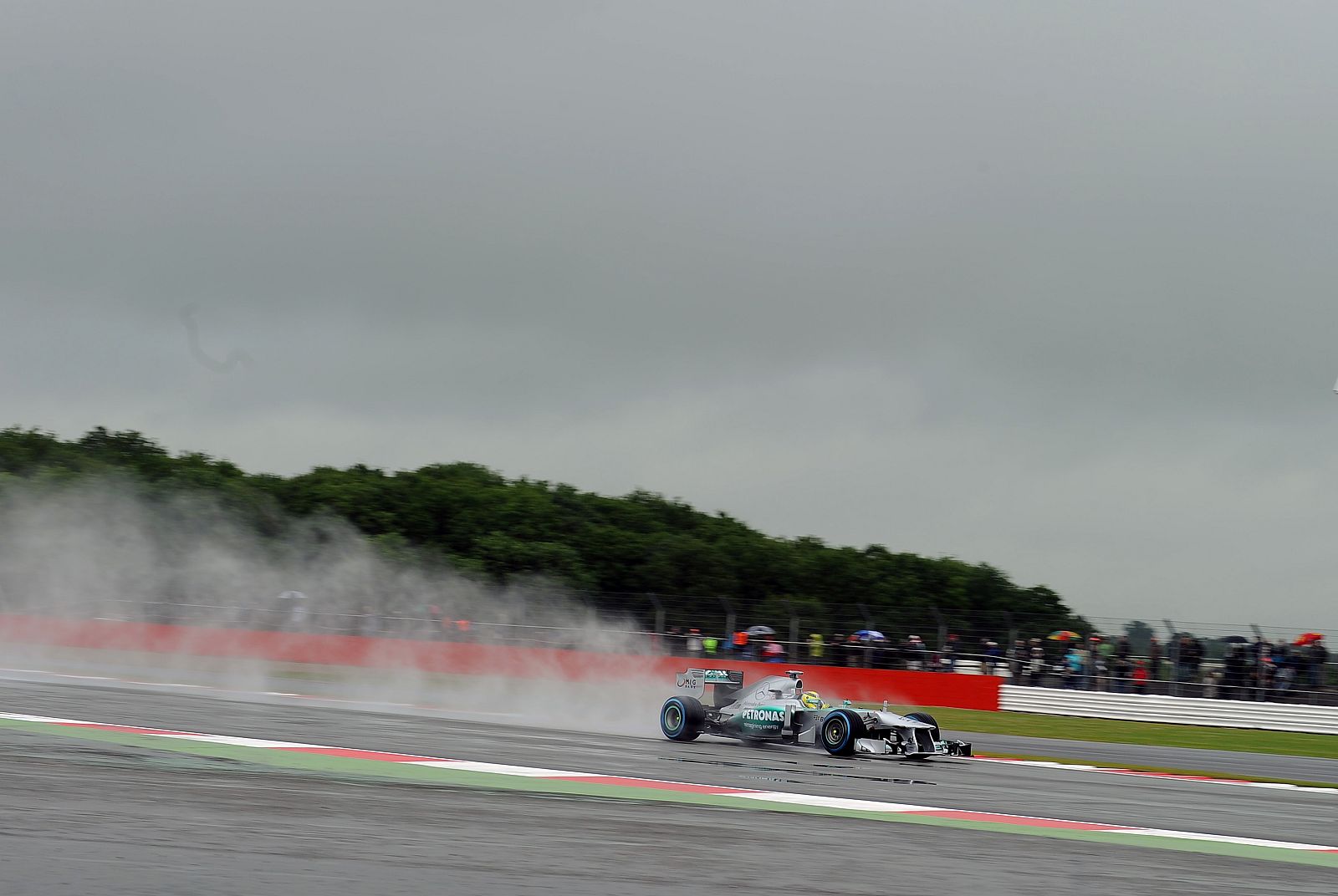 El alemán Nico Rosberg (Mercedes), durante la sesión de entrenamientos de Silverstone