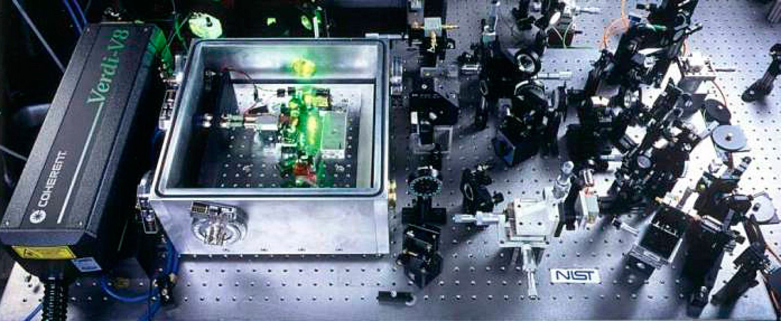 Interior del reloj atómico