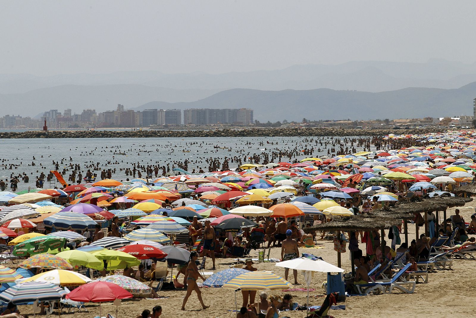 DÍA DE CALOR EN LA PLAYA DE CULLERA, VALENCIA