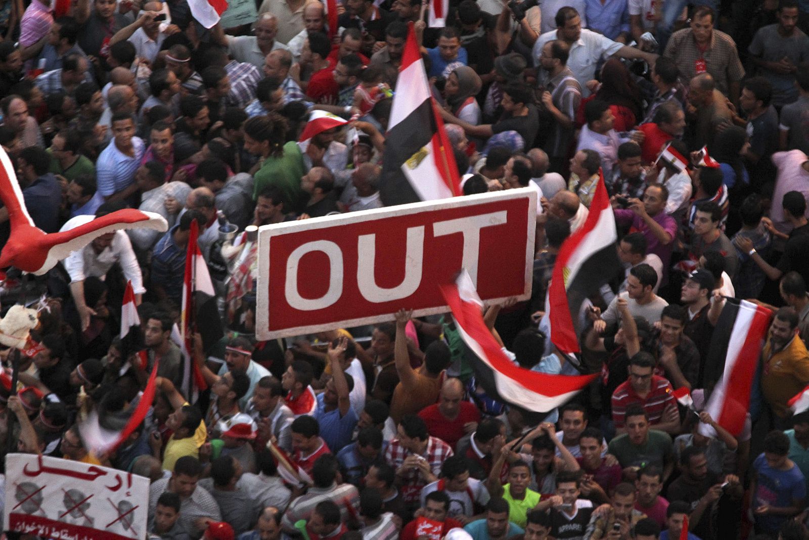 CIENTOS DE OPOSITORES DE MURSI SE MANIFIESTAN EN LA PLAZA TAHRIR