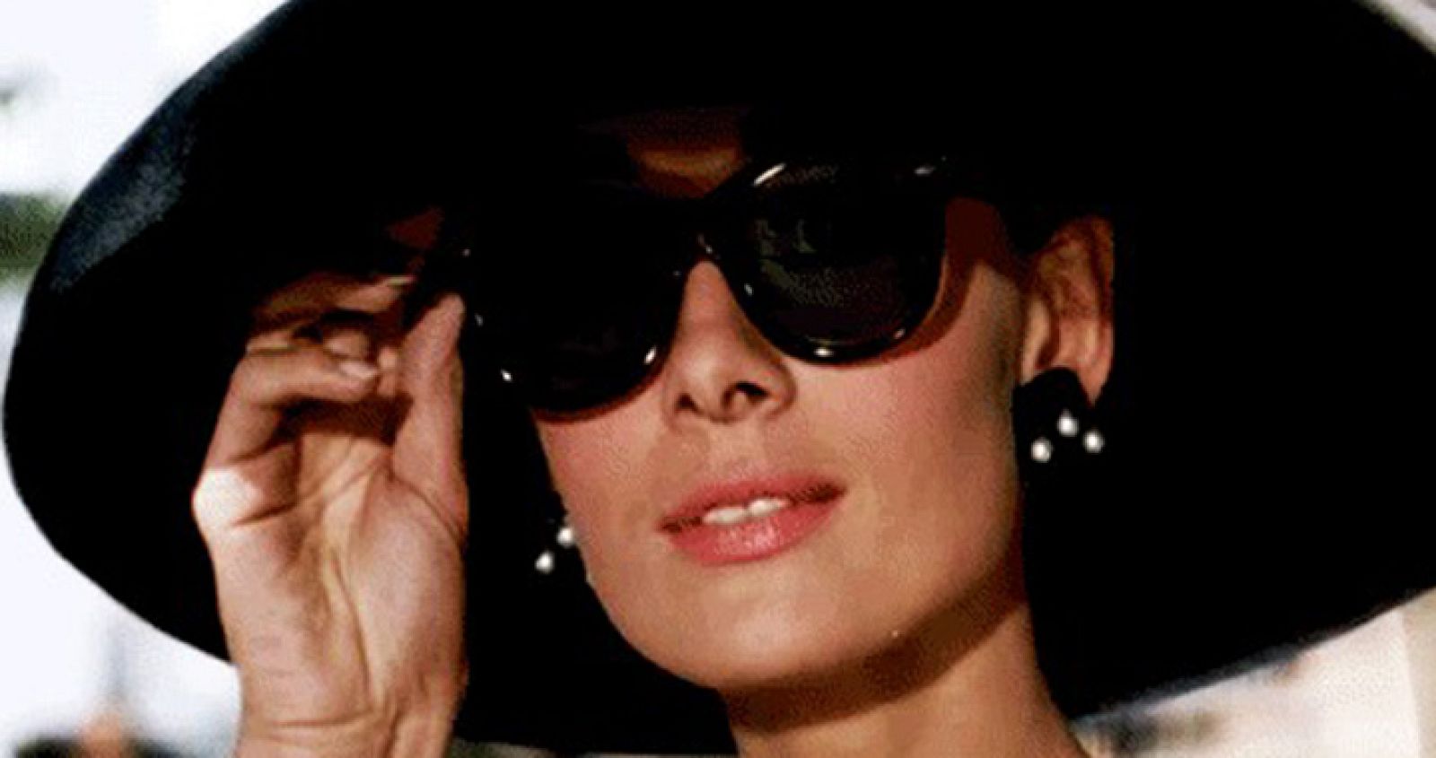 Audrey Hepburn con gafas de sol.