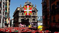 El despliegue de una gran ikurriña retrasa el chupinazo de los sanfermines 2013