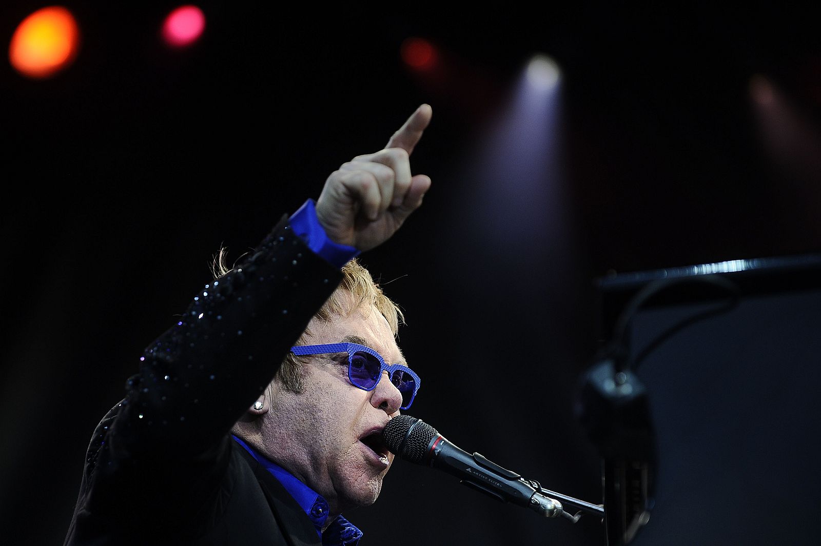 Elton John en su concierto durante el festival feancés Poupet