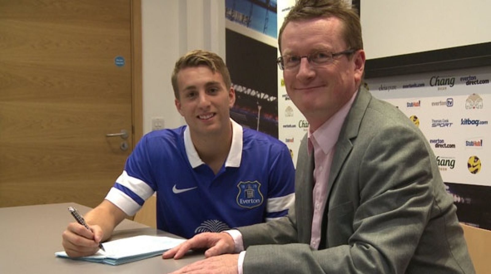 Deulofeu, firmando su contrato con el Everton