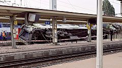 Al menos seis muertos al descarrilar un tren en la periferia de París