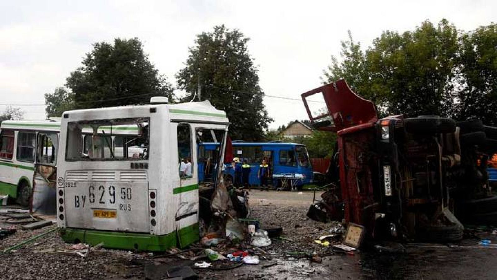 El autobús ha quedado partido en dos por la colisión