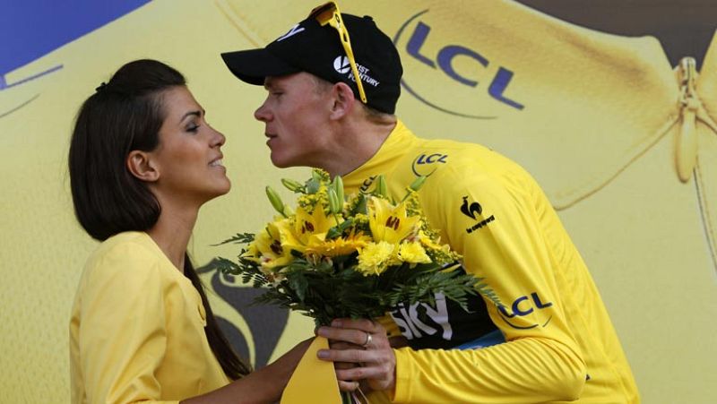 Chris Froome se disfraza de Eolo en el Mont Ventoux, vence la etapa y es más líder