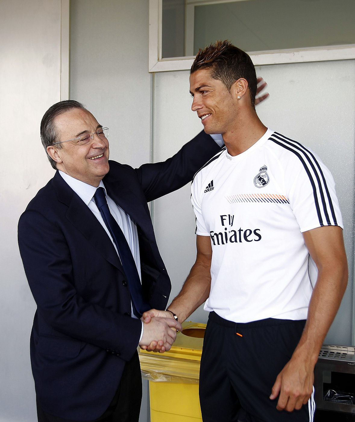 FLORENTINO PÉREZ SALUDA A RONALDO