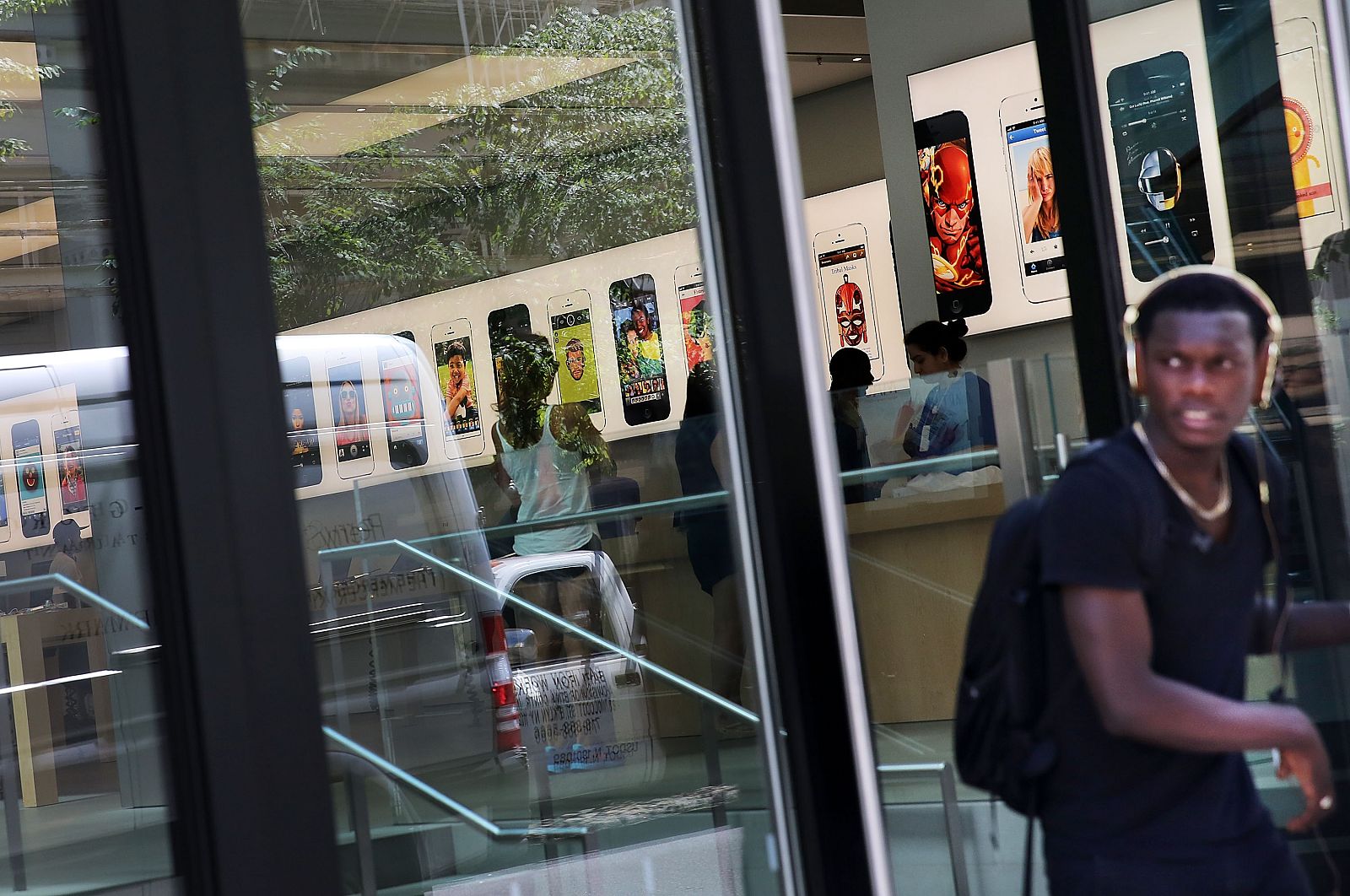 Un hombre sale de una tienda de móviles en Nueva York