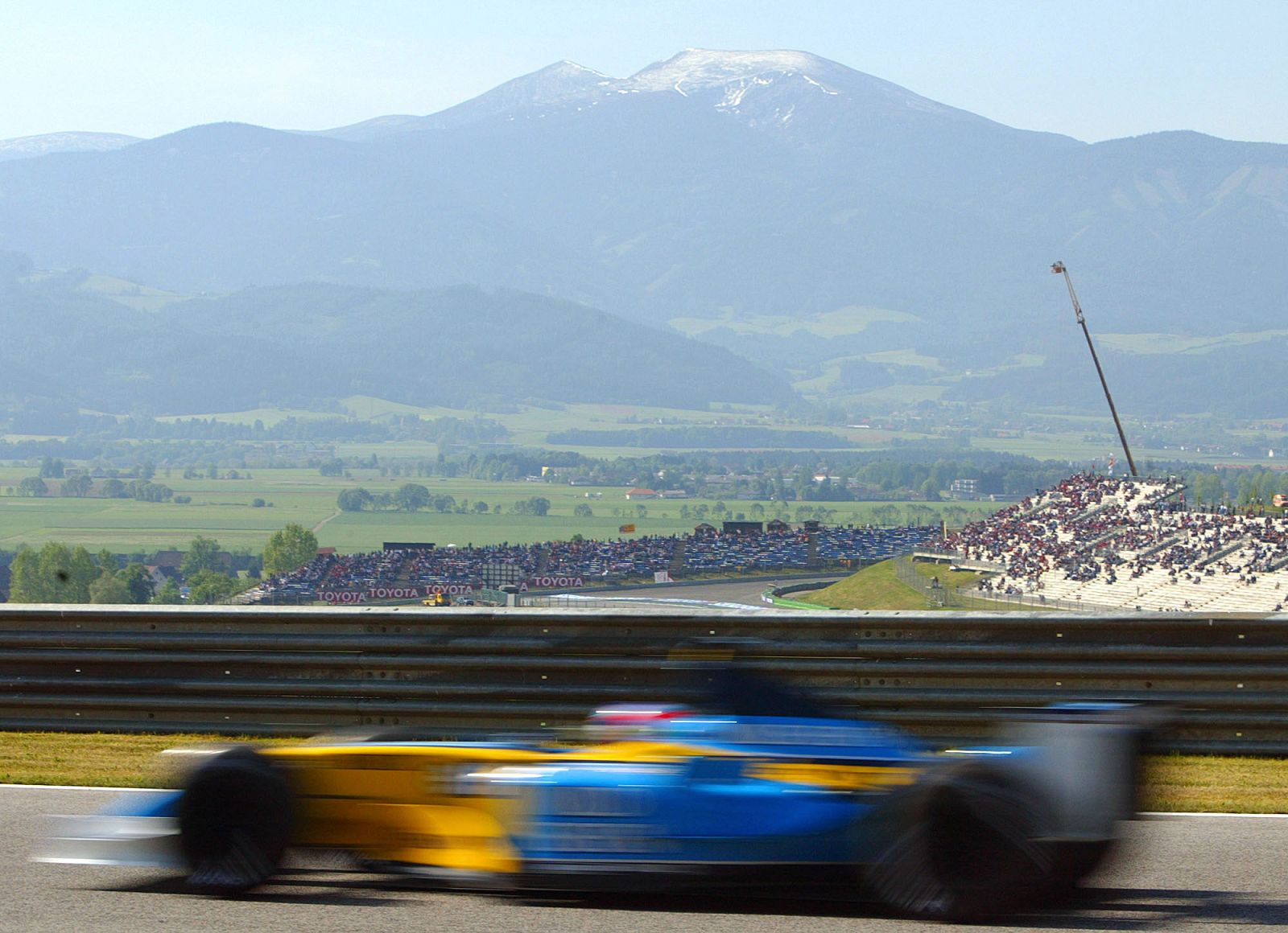 Imagen de Fernando Alonso en 2003 en el circuito de Hungaroring, donde obtuvo la primera victoria de su carrera