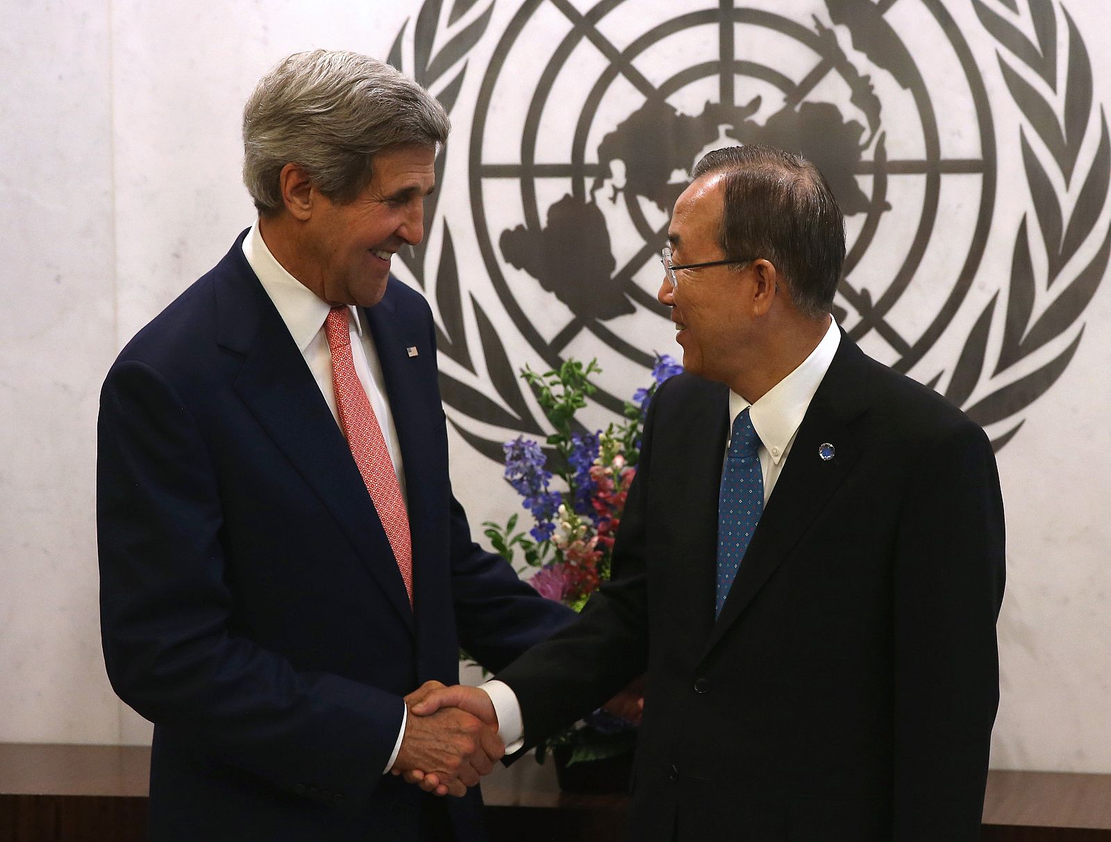 Ban Ki-moon saluda a John Kerry en la sede de la ONU en Nueva York.